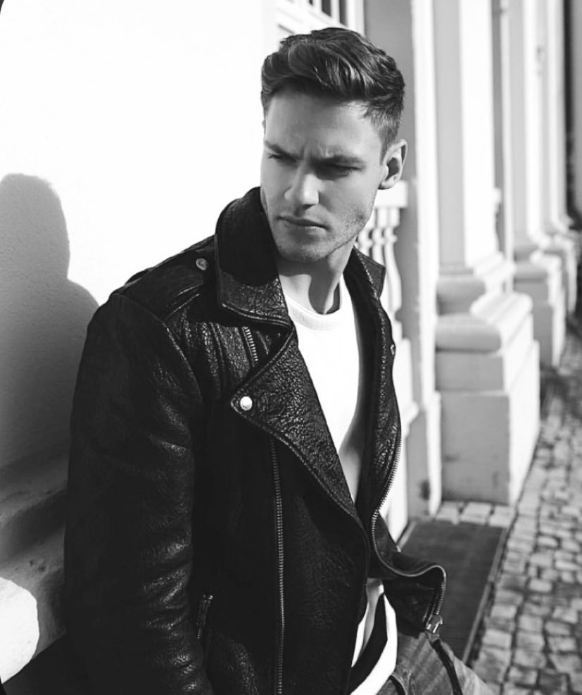 ꧁𝐀𝐝𝐥𝐞𝐫 𝐌𝐞𝐥𝐥𝐞𝐫꧂

𝘕𝘦𝘶𝘳𝘰𝘤𝘪𝘳𝘶𝘫𝘢𝘯𝘰. 
𝘔𝘶𝘭𝘵𝘪𝘮𝘪𝘭𝘭𝘰𝘯𝘢𝘳𝘪𝘰. 
𝘈𝘭𝘦𝘮𝘢́𝘯.   
𝘉𝘪𝘴𝘦𝘹𝘶𝘢𝘭. 

“𝘈𝘵𝘦𝘯𝘵𝘰, 𝘦𝘥𝘶𝘤𝘢𝘥𝘰 𝘺 𝘢𝘮𝘢𝘯𝘵𝘦 𝘥𝘦𝘭 𝘴𝘦𝘹𝘰. ¿𝑻𝒆 𝒂𝒕𝒓𝒆𝒗𝒆𝒔 𝒂 𝒑𝒓𝒐𝒃𝒂𝒓𝒎𝒆?”

                 ♥ = 𝘋𝘔

#Freerol #Sexrol