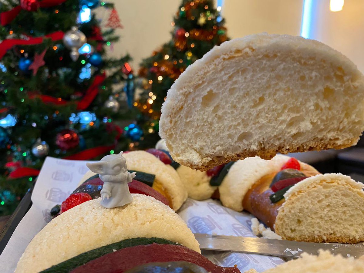 PanaderiaRegis's tweet photo. Rosca de Reyes con Baby Yoda en Panadería Regis

AVISO
Debido a la demanda, comunicamos que hay fecha de entrega de Roscas a partir del miércoles 30 de diciembre en nuestras Panaderías de la Alameda Central.

Info:
Tel 55 5510 9816
WhatsApp 55 5177 5174 https://t.co/4dccGaj92j