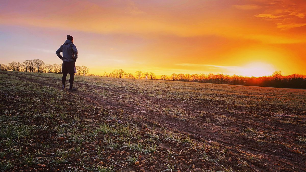 A Monday morning sunrise run on the trails for me this morning 🏃🏻‍♂️🌅👌

#sunrise #MondayMorning #timetofly #ukrunchat <a href="/UKRunChat/">UKRunChat</a> @HOKAONEONE