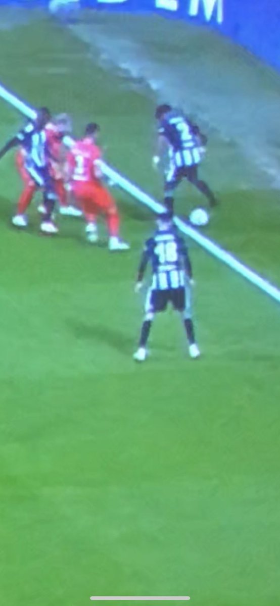 ayranci_selim's tweet photo. Bu pozisyon devamında gol geçerli sayıldı ,üstelik VAR’a gidildiği halde ,geçen hafta Fenerbahçe galibiyetine havlayanlar şimdi sahiplerinin ekmeğini yiyor.Bakalım maçtan sonra Sergen Bey ne diyecek?
#BJKvSİV #sivasspor #rosier #güven #topun https://t.co/9bM1Lnbm9r