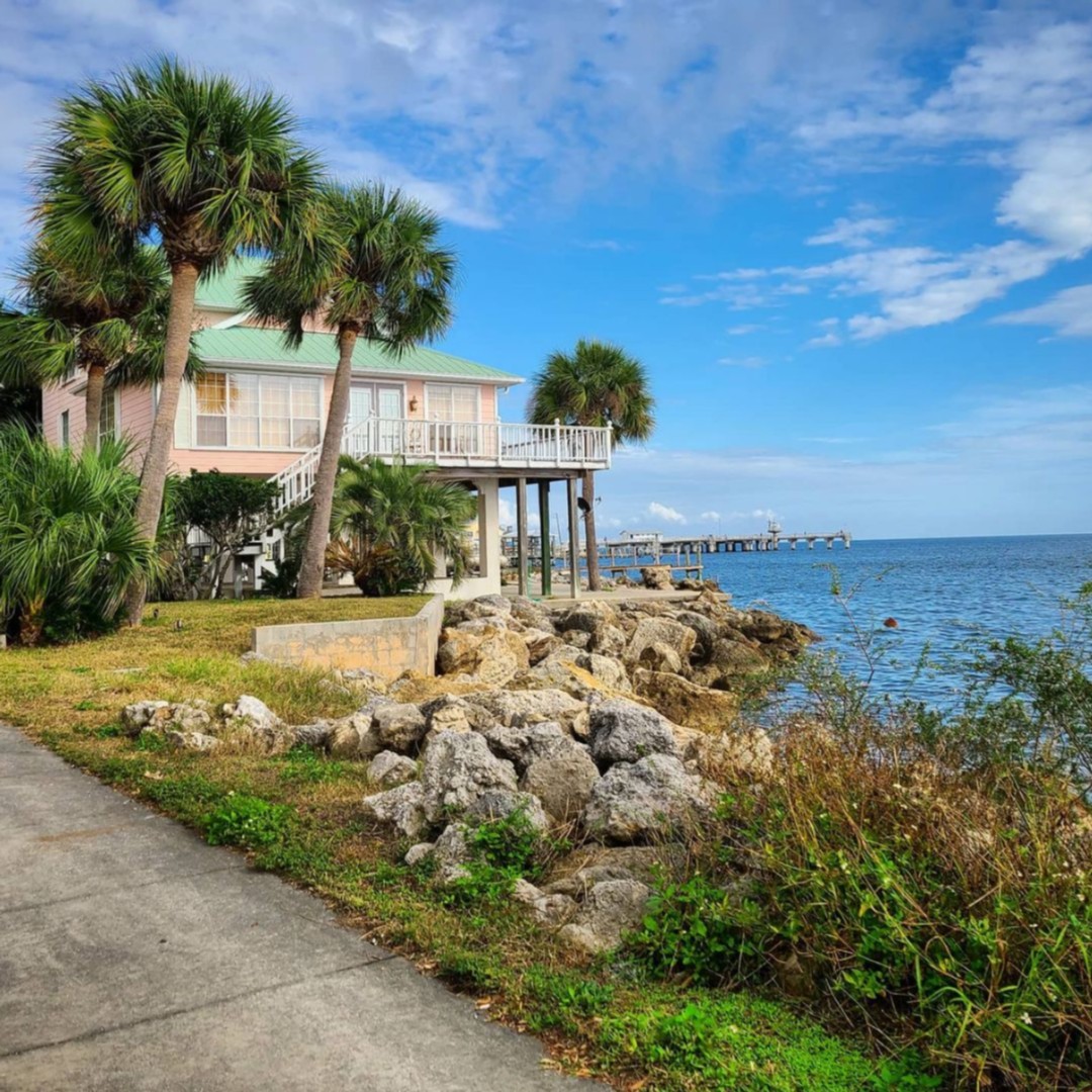 Looking for New Year's plans? Here's why you should put #CedarKey on your list of vacation stops: ow.ly/EnPx30rmWzn