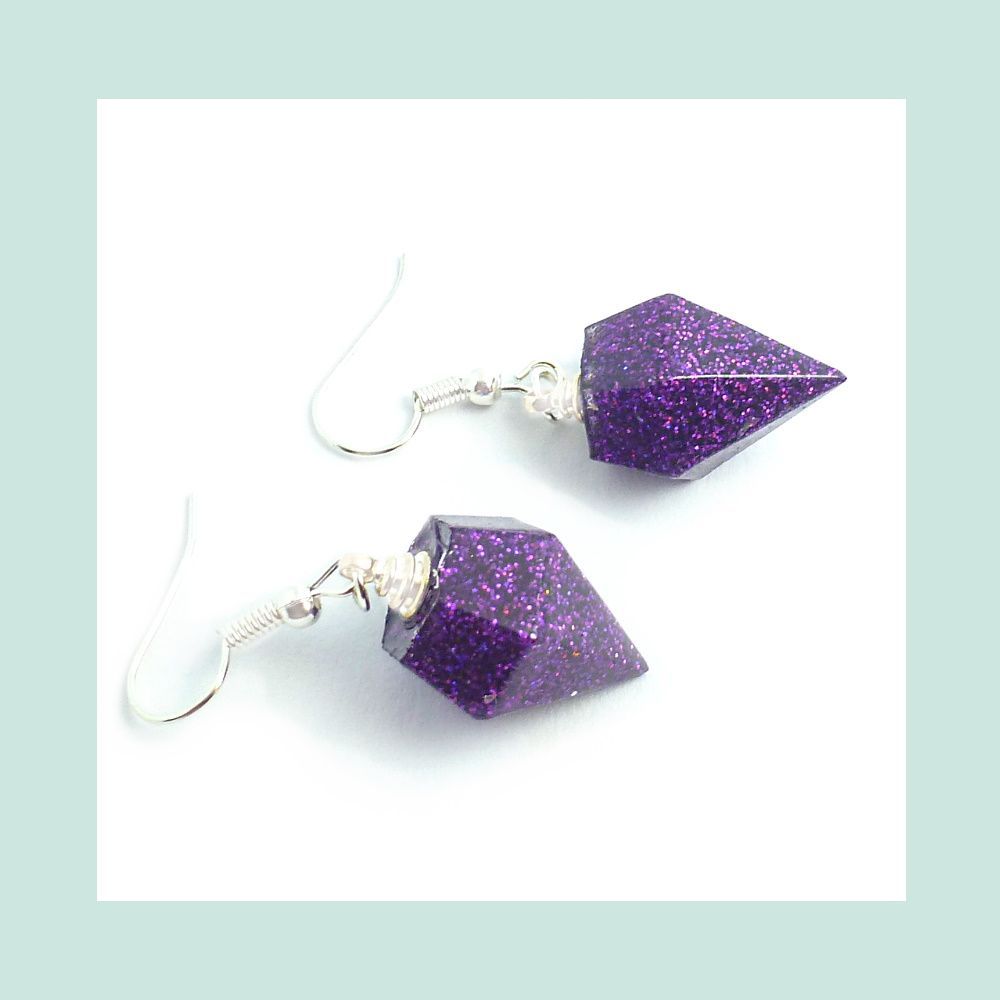 Rook_Magpie's tweet photo. These pendulum earrings are made with holographic #purple glitter.
#glitterresin #handmadeinSheffield #smallbusiness https://t.co/JsYjjmsRdl