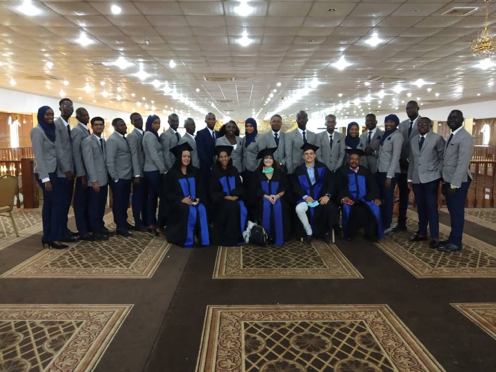 quiala_ayde's tweet photo. Ante la presencia del ministro de salud, el embajador de Cuba y profesores de la universidad de Gambia, se efectuó la graduación de 21 nuevos doctores en medicina tanto gambianos  y de otros países africanos. #cubacooperagambia,#smahs,#brigadadocenteengambia. https://t.co/KRH1t64Fkb