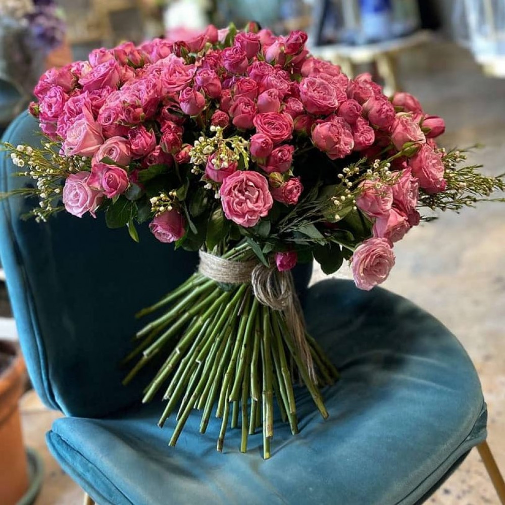 * وأكثر ما يزيد الوَردُ حُسنًا
بأن يُهدى أيا قمري إليكِ
كأن الوردَ قبل لُقياكِ غصنٌ
فيزهِرُ حين تلمسهُ يديكِ *