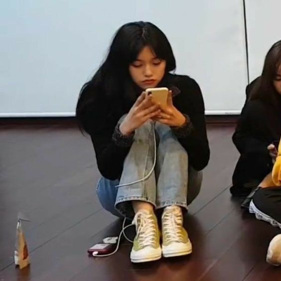 hi here's a thread of kim doyeon being tiny