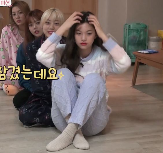 hi here's a thread of kim doyeon being tiny