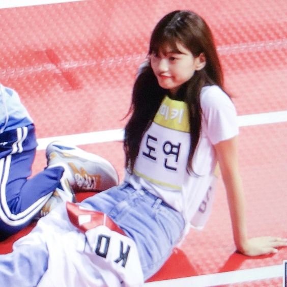 hi here's a thread of kim doyeon being tiny