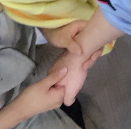 thinking about how junseo was rly holding on to dongie's hand in this pic I just wanna 😭 ... HE IS SO SMOL ..