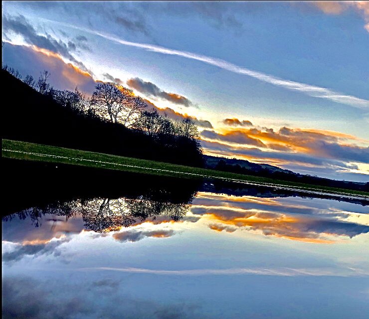 Sunset Love! #sunset #reflection #iphone #nature_shooters #bestdestinationwales #scenicbritain #ukpodt #rawskies #exploringwales #liveauthentic #igerwales #beautyofnature #natureperfection @theacornhut @BreconBeaconsNP @BBCWales