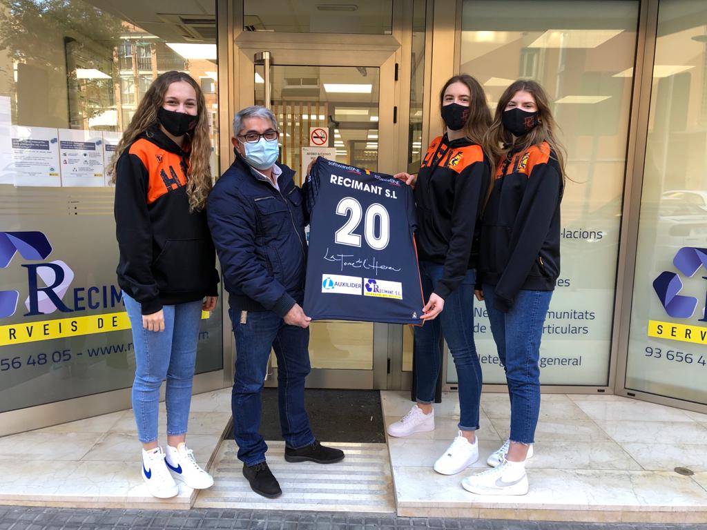 HandbolStVicenc's tweet photo. Avui hem visitat les instal·lacions de Recimant, un dels nous patrocinadors del club i que lluirà la seva imatge a les noves equipacions de joc.

Recimant es troba al carrer Puigmal, 6-8 de #santvicençdelshorts

https://t.co/aosSNIQgSQ 
#ColaboradorsHSV #FundacióHSV #HSV https://t.co/dTFwJTsTkj