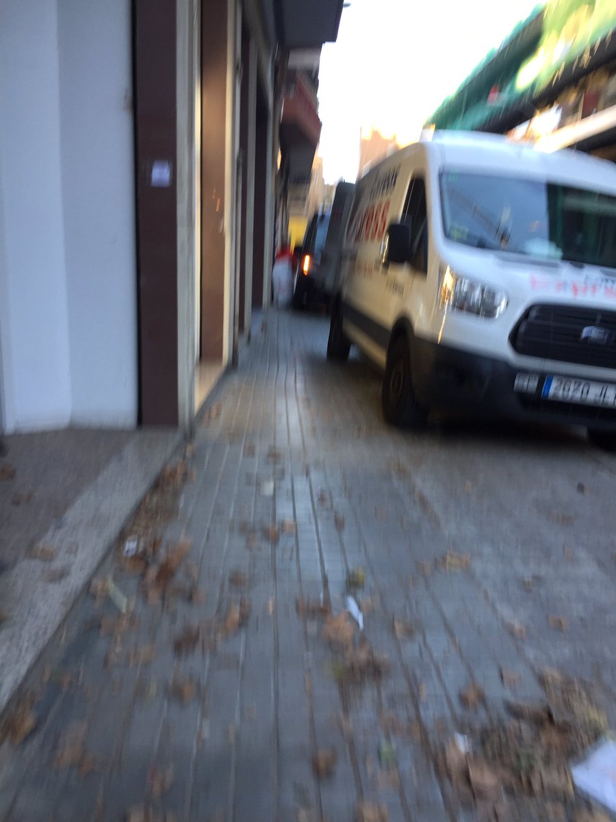 sarasyous's tweet photo. - Som-hi nens que ja arribem a casa! 

Ups!! Vaja...

I així sempre

@Correos avui a part dels cotxes dels 5 minus diaris, teniem 3 furgonetes vostres. Agafeu més gual si no teniu prou amb l’actual.
@ImmobilitatBDN @Badalona_GUB https://t.co/lgLvayGu0R