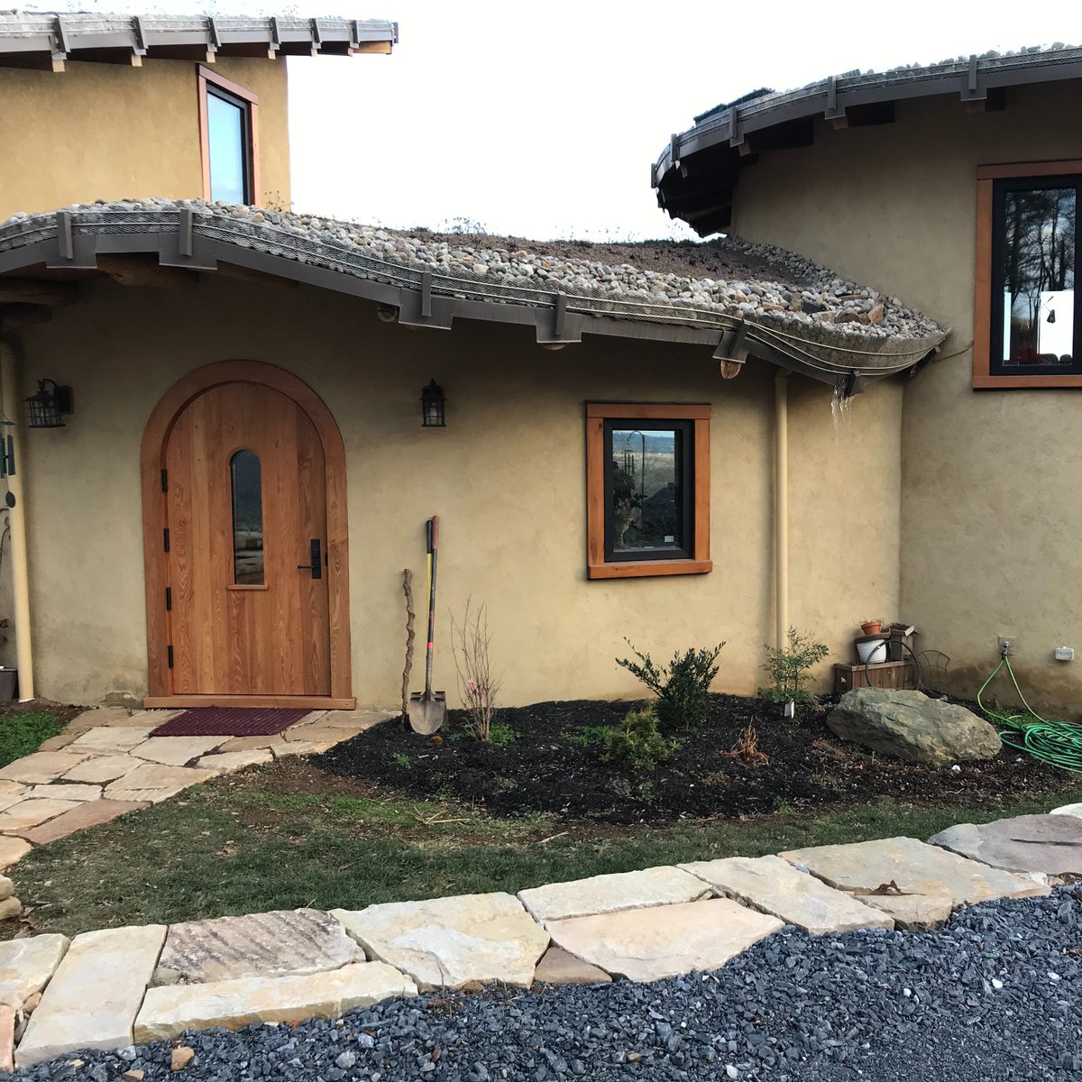 buildnaturally's tweet photo. How a curvy roof is framed
Triple studs align under each log rafter, then tongue & groove decking. Timberlok screws pull the decking down.
Then insulation & a waterproofing membrane & finally the #livingroof.
#howto #structure #explained #siteharvestedwood #strawbale #howitsbuilt https://t.co/OqQ3j5SbDp
