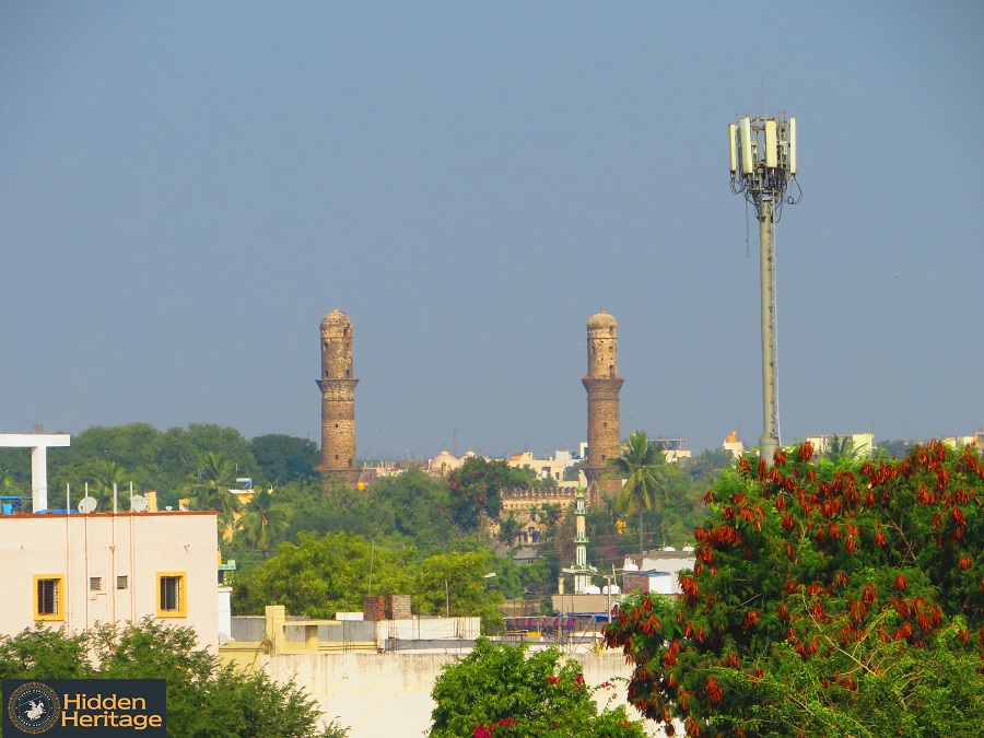 As I said earlier, this thread will swing between the contrasts of  #Kalaburagi, between the temples of the countryside & the tombs etc of the district hq. In the latter, when a visitor stands on any rooftop, domes & minarets appear. Tmrw, this thread will head back to the town.