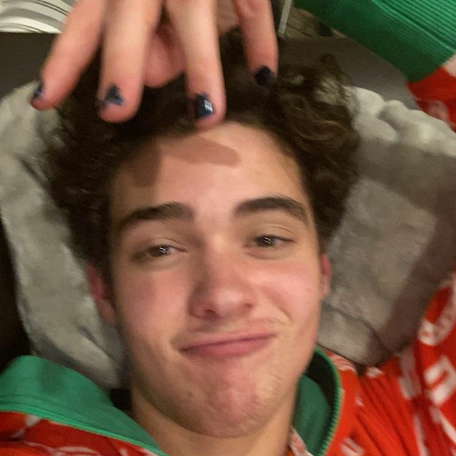 ✦༄ ⤷𝐏𝐎𝐒𝐓 𝐃𝐄 𝐈𝐍𝐒𝐓𝐀𝐆𝐑𝐀𝐌

     ┗━ 【 <a href="/alecofdunbroch/">𝘢𝘭𝘦𝘤</a> 】
     ┗━ ❛ x-mas ❜