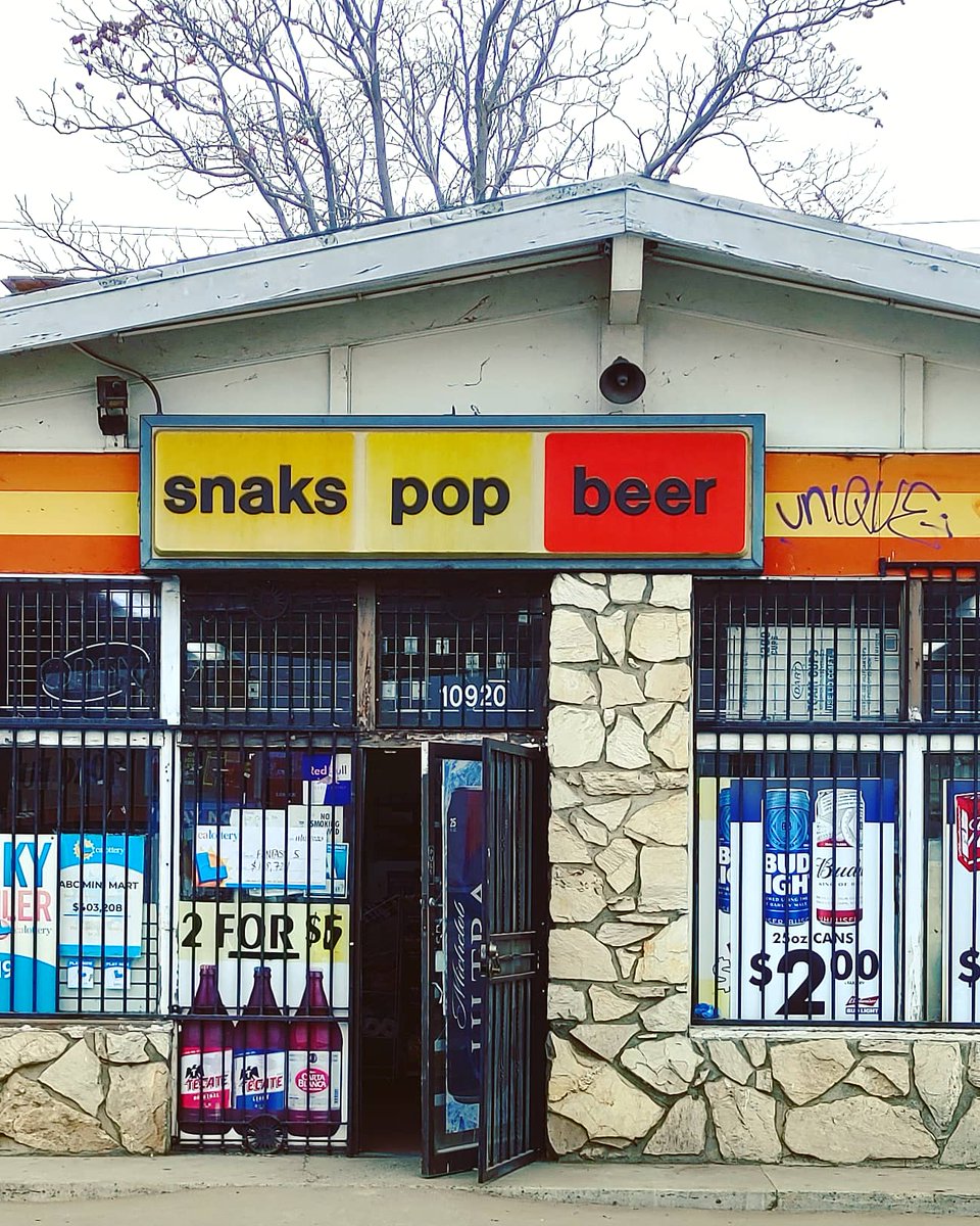 juliacmarchese's tweet photo. Some vintage signs I liked from a random drive around Bakersfield! #snaks #rootbeerking https://t.co/wrG3bsTBsX