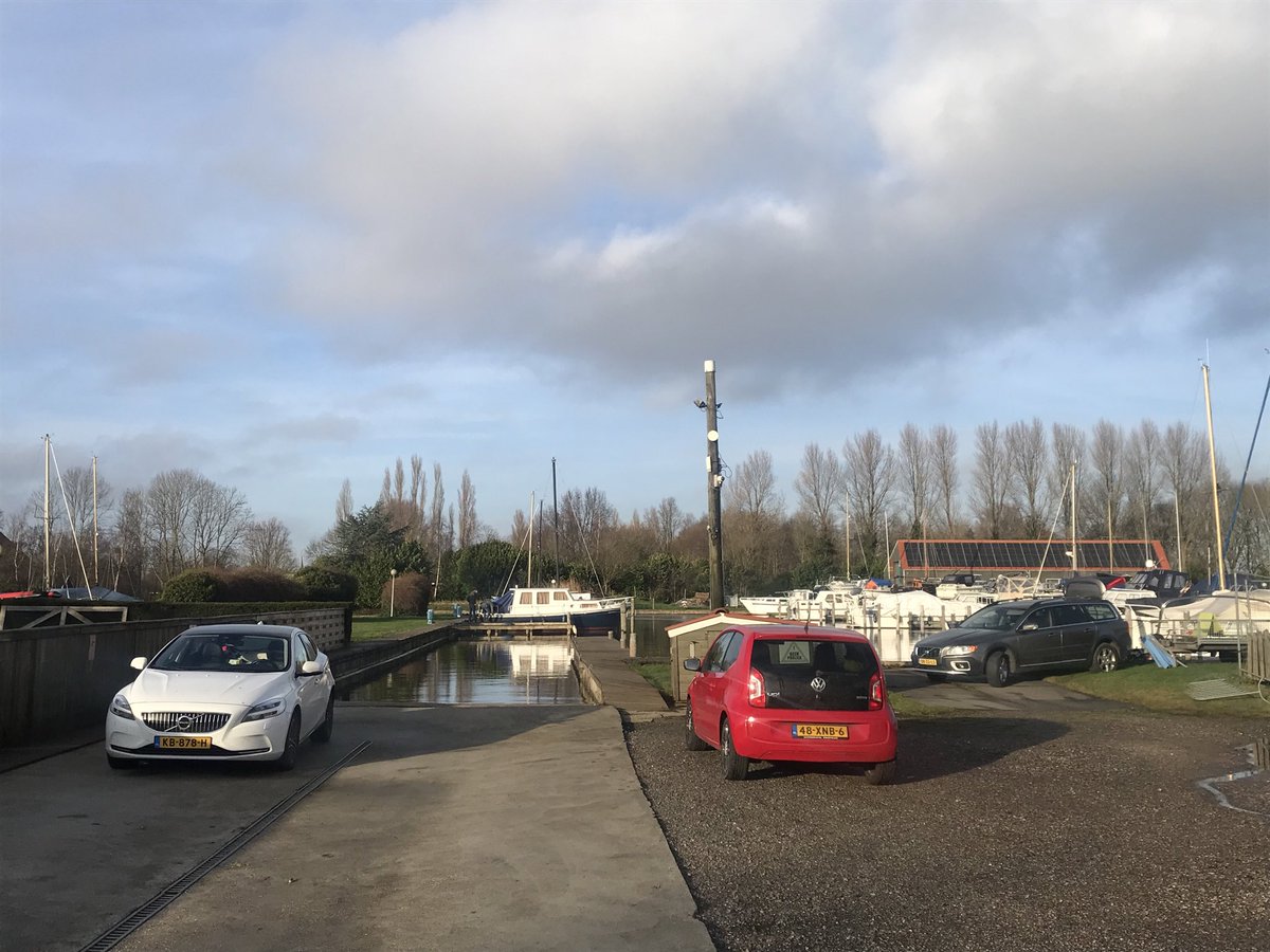 uitwellingerga's tweet photo. Na de Storm Bella is het raadzaam uw boot te controleren. Is de dektent nog in orde, zijn de lijnen goed vast, geen last van de hoge waterstand..etc. Vele havengasten nemen daarom ook een kijkje bij hun boot. https://t.co/flxQojfkle