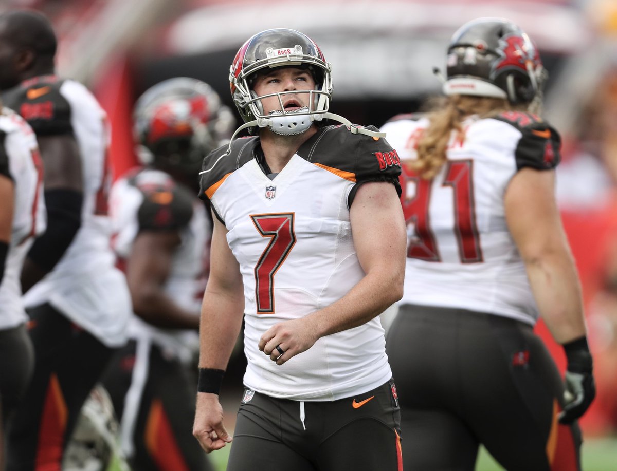 Why the 2020 Tampa Bay Buccaneers and their fans deserve to be in the playoffs — a Thread: