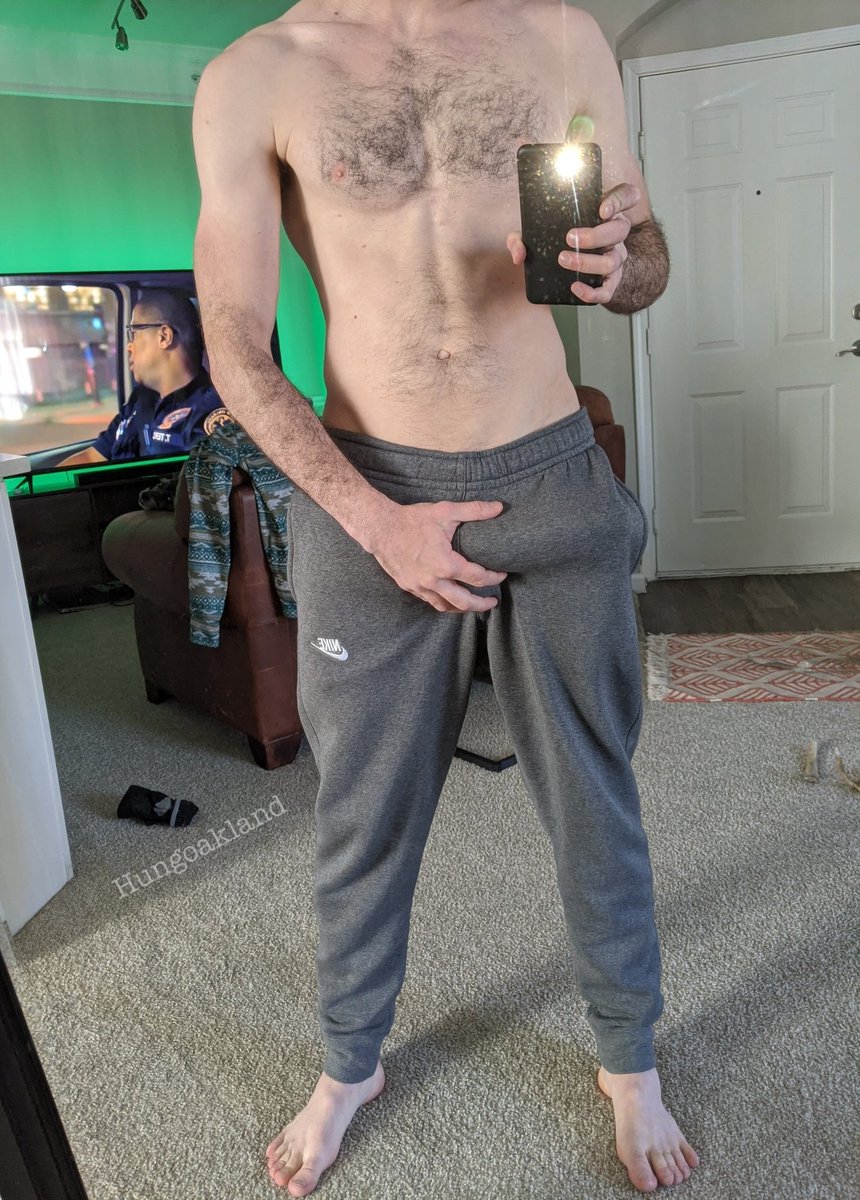 Sweatpants bulge season 😀 🍆.