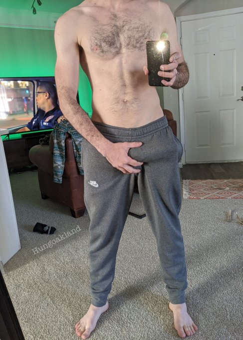 Sweatpants bulge season 😀🍆 https://t.co/JK6lWM6eOi
