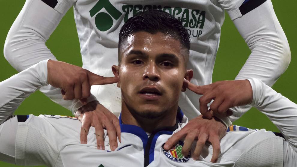 Cucho Hernández celebra un gol con el Getafe.