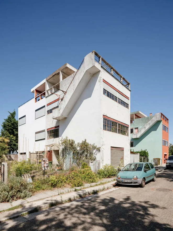 parislima's tweet photo. .@otrootroblog @Arquine ::: #Le_Corbusier #Pessac: "Saben, siempre es la #vida la que tiene #razón, el #arquitecto es el que se EQUIVOCA"... un #conflicto entre lo que el #arquitecto #quiso y lo que los #habitantes #hicieron... https://t.co/DnoAS4vWha https://t.co/WxCkHtMlgH