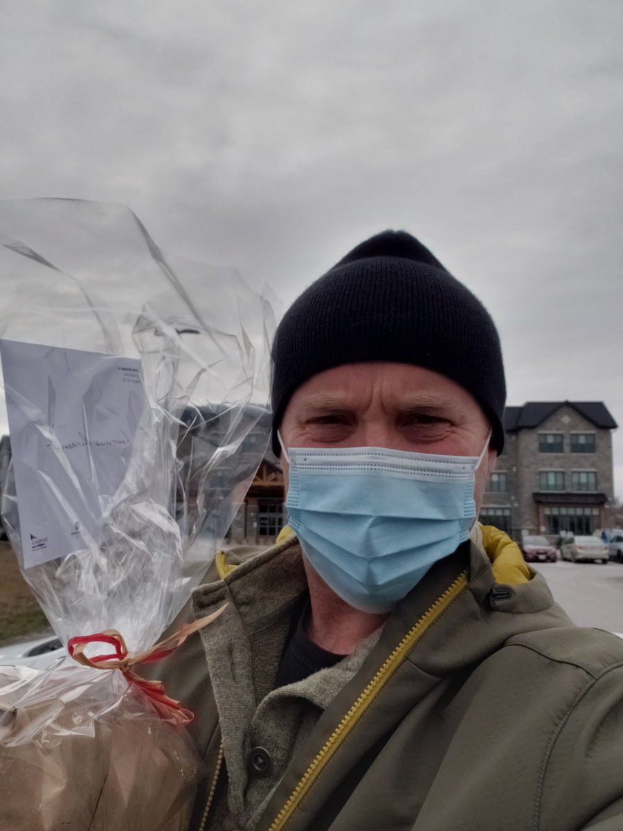 Happily supporting local and Canadian businesses this holiday! We distributed some gifts to our clients this week. Gifted some delicious popcorn from <a href="/YOWPopcornCo/">YOW Popcorn Co.</a> and delicious candy from <a href="/SquishCandy/">SQUISH CANDY</a> 🙂 #CHIL #clientgifts #shoplocal #supportlocal