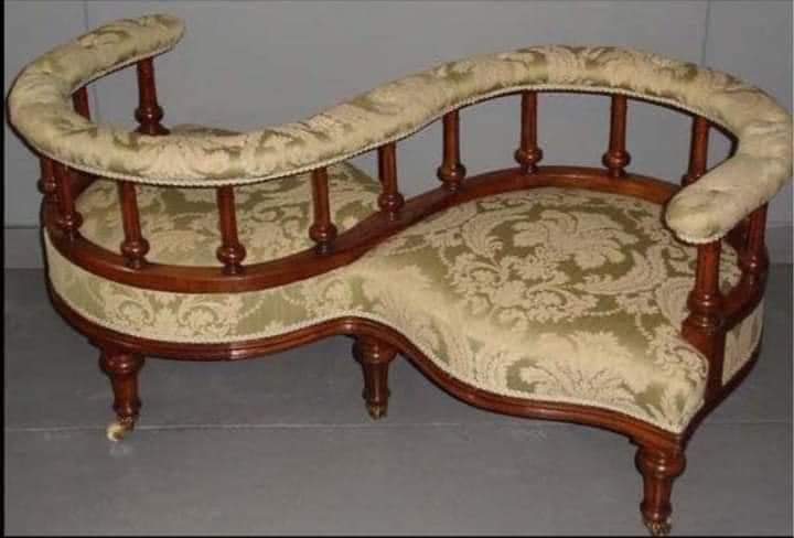 شادی شدہ حضرات کے گھر میں ایک ایسا صوفہ ضرور ہونا چاہئے تاکہ جس دن کسی وجہ سے باہم لڑائی ہو جائے تو ایسے بیٹھنے کے کام آئے۰۰