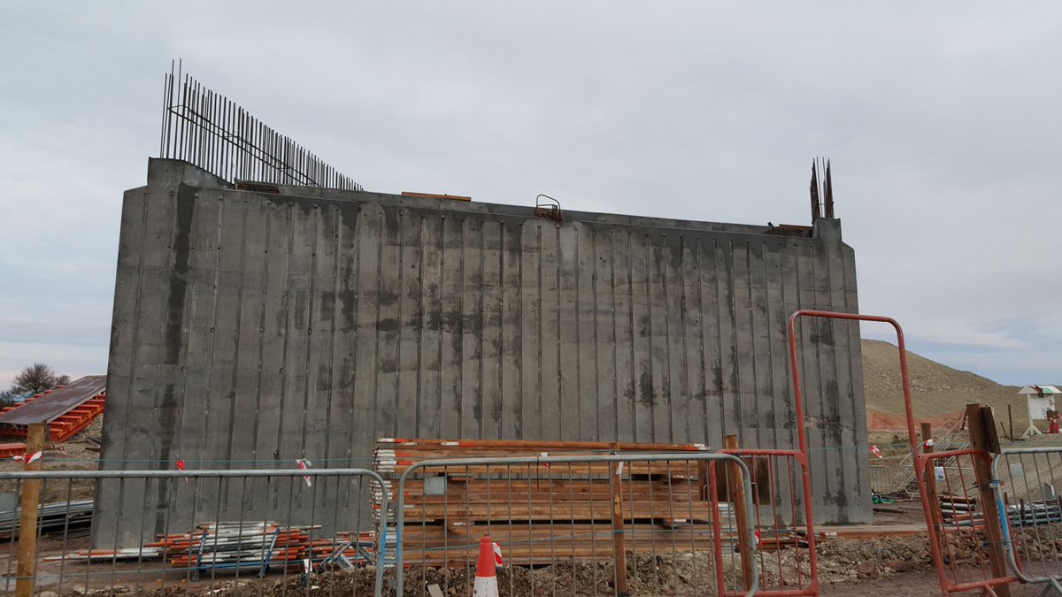 Next, the foundations connect to the abutment. Basically these are the ‘sides’ of the bridge, the exposed walls that you see. Some bridges don’t have them and there are different ways of building them. Abutments can sometimes refer to the whole bridge-end elements.