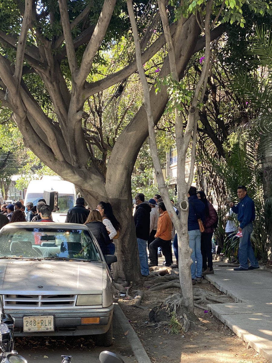 AreliPaz's tweet photo. Esto también parece broma, pero, en contingencia por pandemia, esta es “la reunión” a las puertas de la sede de Morena. ¿Esto se permite @Claudiashein @GobCDMX @PPmerino @mario_delgado ? #Nofiestas #Noreuniones #Nomitin https://t.co/BtMXmYVbTa
