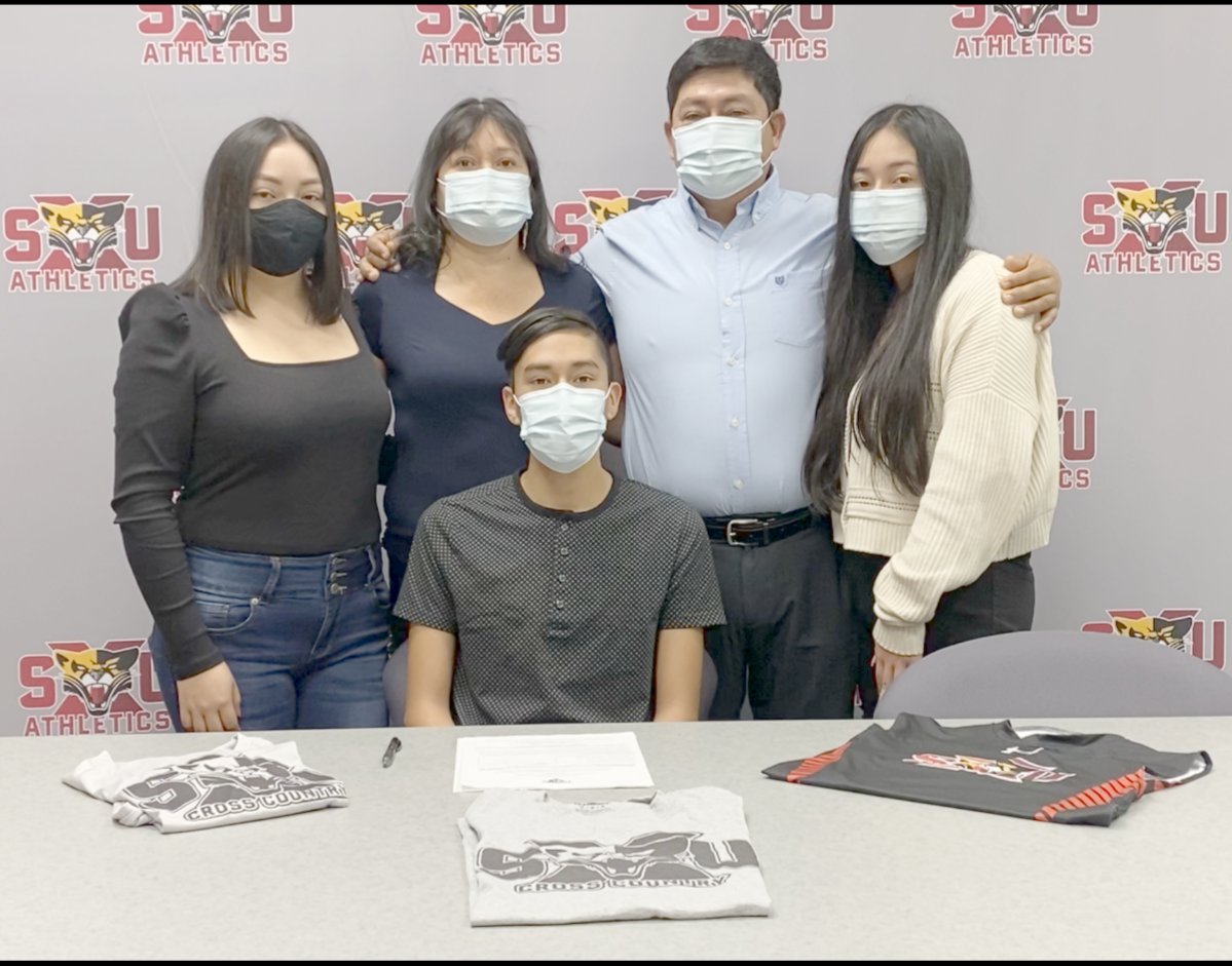 DDE_XC_TF's tweet photo. Huge congrats to Jonathan Jacobo on his athletic scholarship to SXU! He's come a long way from his 1st race freshman year (25:42) to a lifetime PR of 16:12 senior year. Beyond proud of you & can't wait to see what you accomplish next βΊπββοΈπ
#DDExcellence #LiveEasyRunHard https://t.co/p2p3IOqzcr