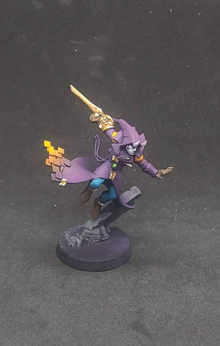 TabletopShenan1's tweet photo. Back at it again with the Shenanigans! Check out this work! Pooky's painting palace is amazing! Check out more of his work on FB and Instagram! 
#WarhammerCommunity #warhammer40k #warhammer #harlequins #warhammer40000 https://t.co/2G3j4uiNtk