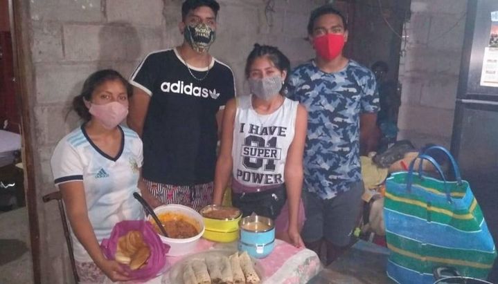eltribuno's tweet photo. Secundarios sostienen un comedor para la tercera edad
https://t.co/1KvZ6vgE49 https://t.co/wFh1w3vqZO