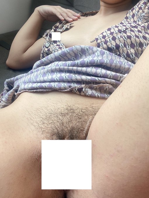 Novo ensaio! &ldquo;Namorada safada no sof&aacute;&rdquo; 50 fotos amadoras HD contendo meus peitos, buceta peludinha e