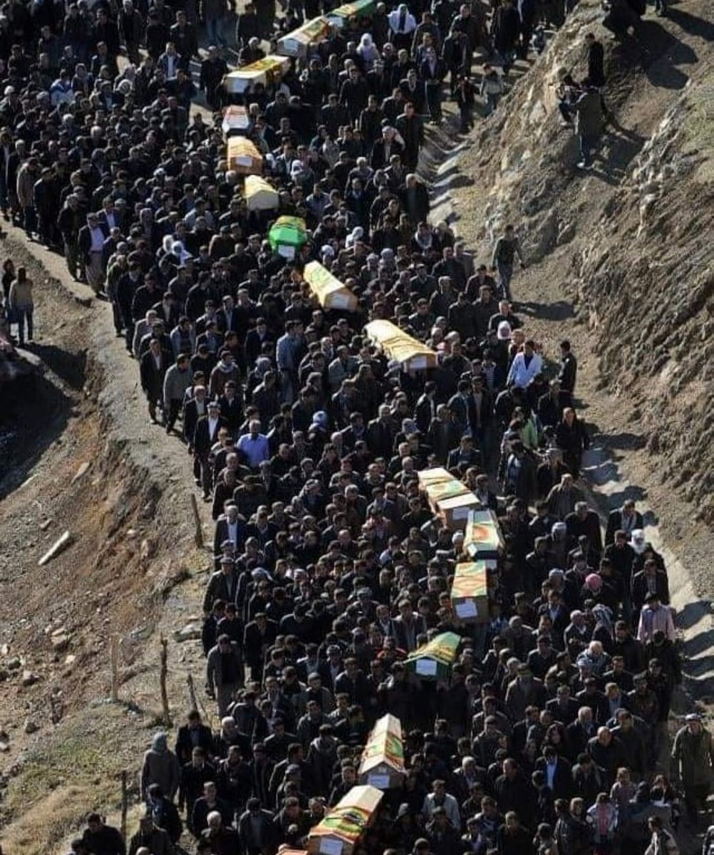 Komeleya_Kurdi's tweet image. Hemû kesên ku li Roboskîyê hovane û dijminane hatin qetilkirin, em bi rêzdarî bi bîr tînin. 
Em ê Roboskîyê ji bîr nekin.
Em ê Roboskîyê nedin jibîrkirin.
#Roboski 
#RoboskiMassacre