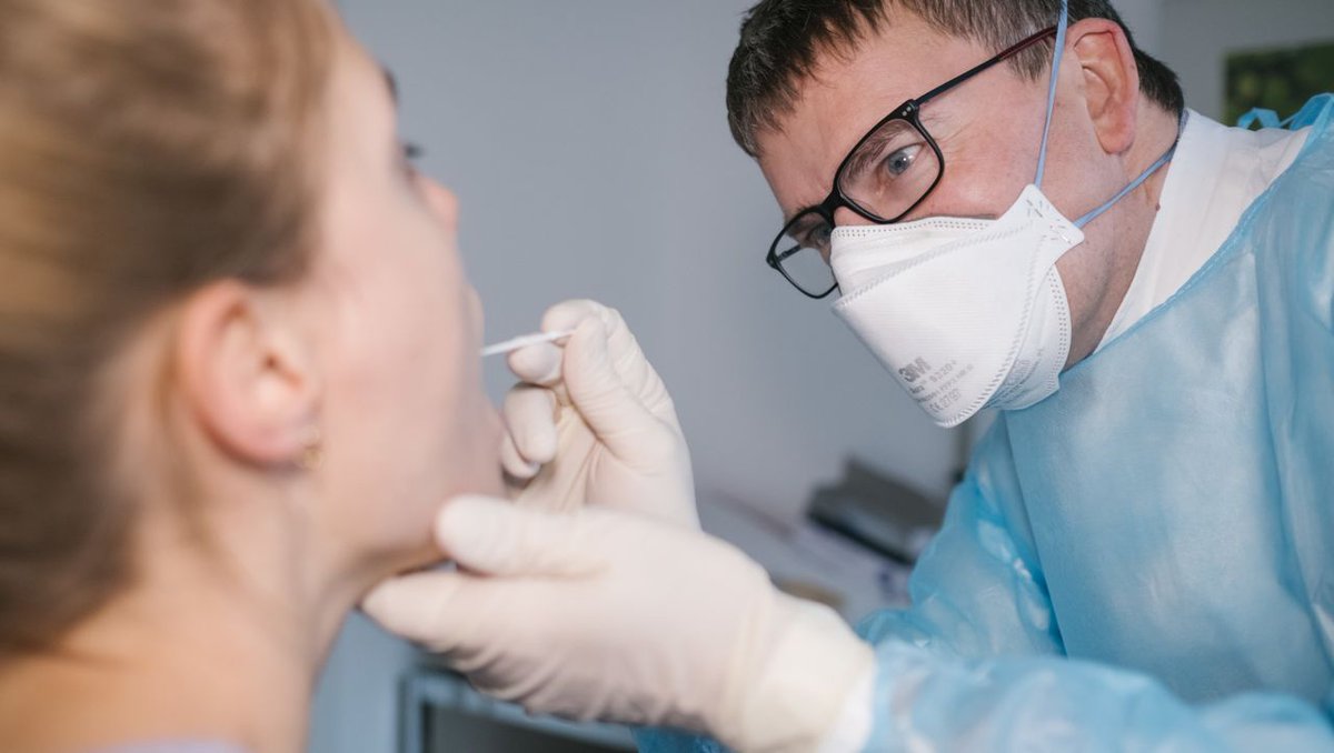 Die neue Variante des Coronavirus soll noch infektiöser sein als die ursprüngliche. Zunächst wurde die Mutation in England bekannt, doch es gibt auch einen Fall in Deutschland – der bereits aus dem November stammt. spiegel.de/wissenschaft/m…