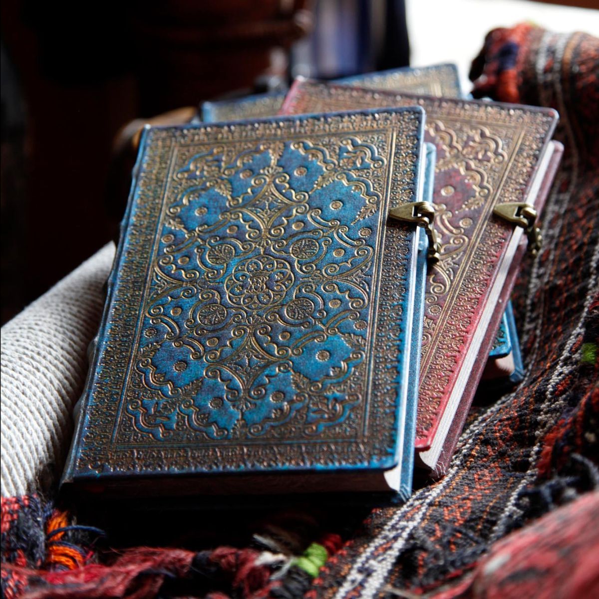 Самые красивые обложки. Блокнот Paperblanks Carmine. Paperblanks блокнот. Папки Paperblanks. Красивые обложки книг.