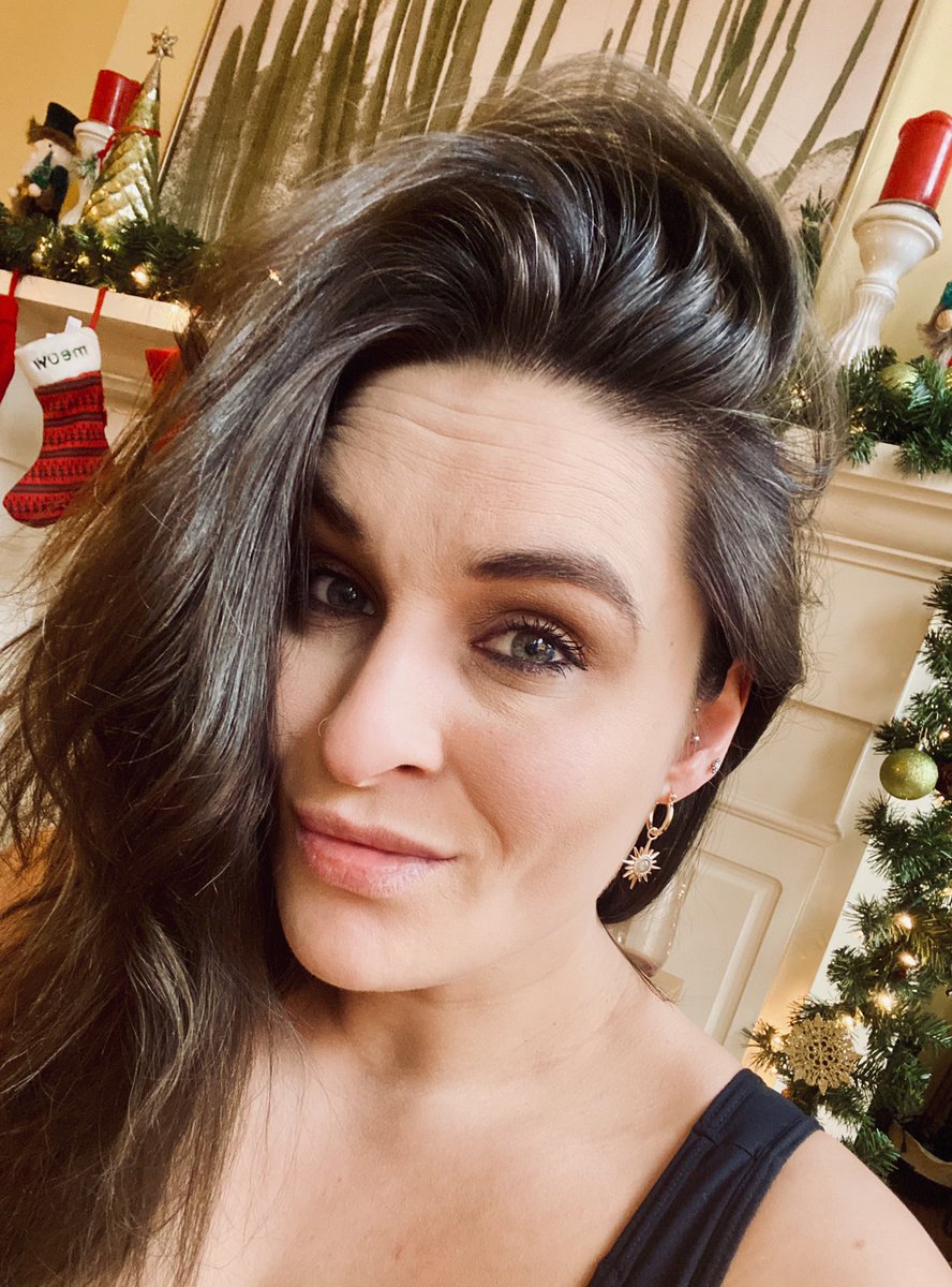 TraumaN4mdWitch's tweet photo. Does this picture say “I definitely had a full-on crying meltdown this morning”? Because...I definitely did.
#41Weeks is literally FORFUCKINGEVER https://t.co/yjapIMf4xn