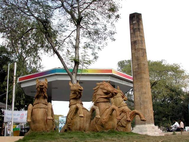 नागपूरला भारताची व्याघ्र राजधानी असेही म्हटले जाते.पुण्यानंतर महाराष्ट्रातील माहिती तंत्रज्ञान (आयटी) क्षेत्राकरिता महत्त्वाच्या असलेल्या शहरांमध्येही नागपूरचे नाव प्राधान्याने घेतले जाते.झिरो माईलचे चिन्हांकन हे नागपुरातच आहे आणि ते भारताच्या भौगोलिक केंद्रंबिंदूचे संकेत