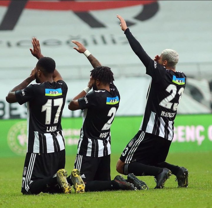 #BesiktASK 

Aboubakar 'a takim arkadaslarindan jest..Biz büyük bir aileyiz..