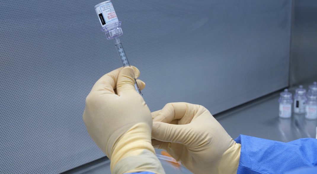 The Baptist Health Pharmacy team prepares the first dose of the Moderna COVID-19 vaccine that will be administered to frontline caregivers at Baptist Health. #COVID19Vaccine #PineappleProud #BaptistHealthCovidVaccine #BaptistHealthSF https://t.co/LnINHCbawi