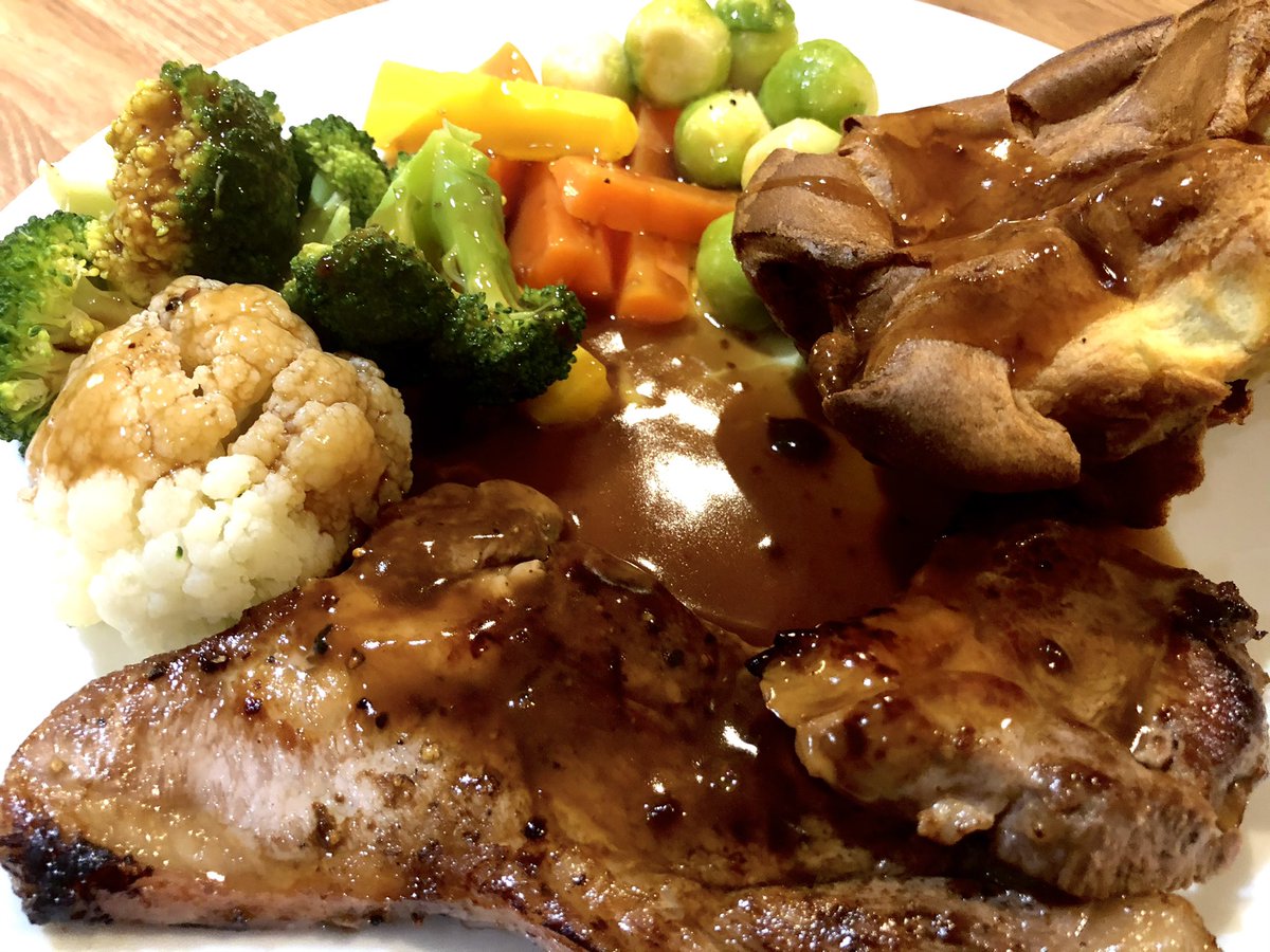 GelstonLamb's tweet photo. Gelston Lamb leg steaks with veg and leftover Yorkshire puds. Really quick easy dinner and yummy too! #shoplocal #makeitlamb #britishfoodisgreat #lincsconnect #yum #Foodie https://t.co/Pa1uO70gEE