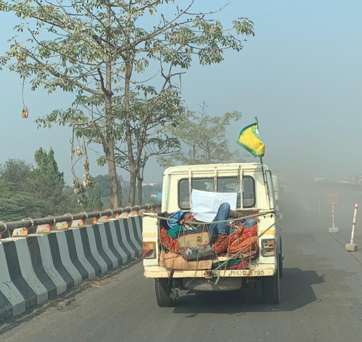 2) As I drove by towards  #Chandigarh on NH1 I noticed several school buses and pickups trucks with warm blankets going to & fro from Punjab. It was as if people on border were being replaced by new fresh lot. It looked very organised. Like troop movement  #FarmersProtestHijacked