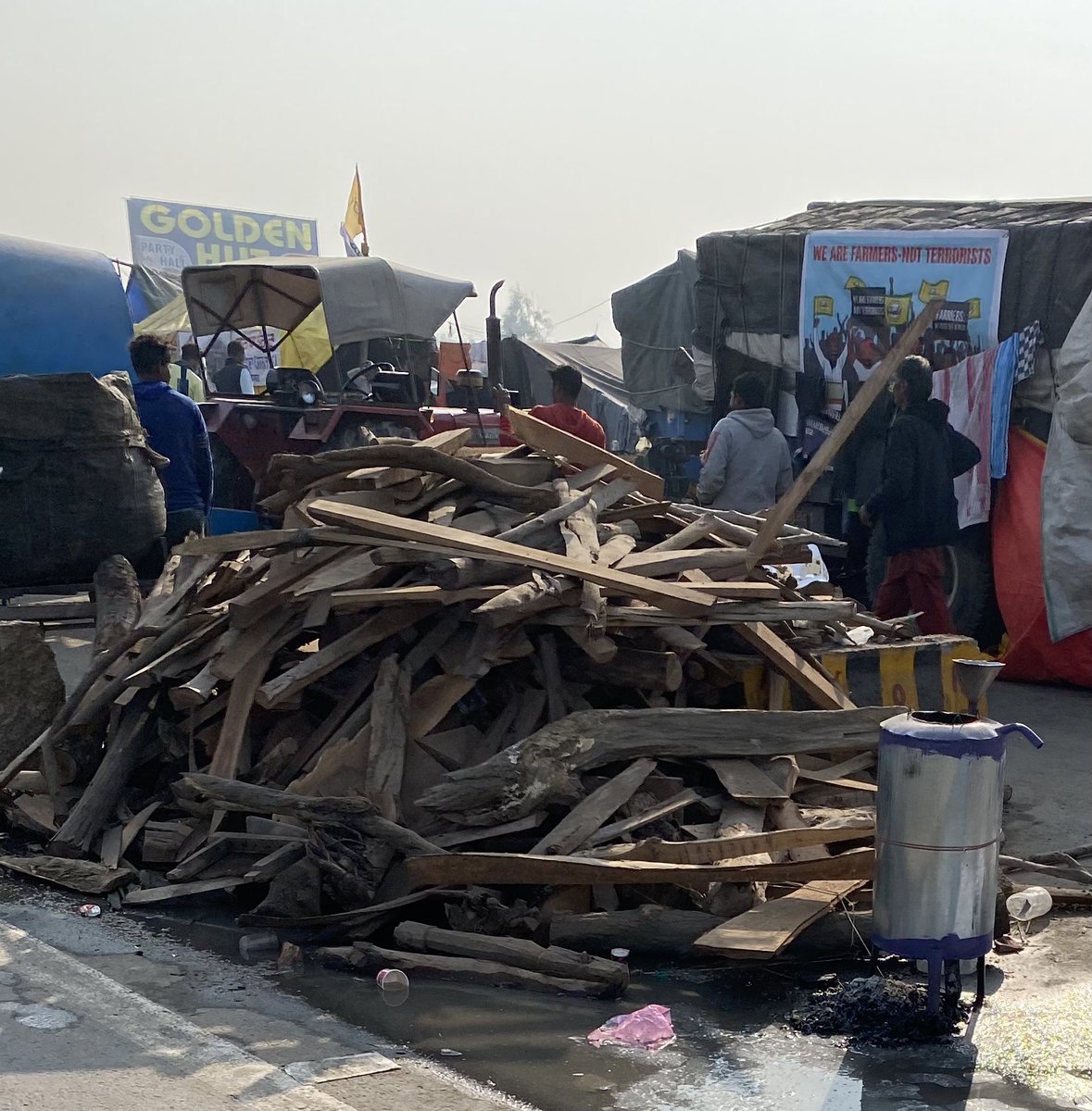 3)  #FarmersProtestHijacked It didn’t like a  #Farmers protest at all. The camp setup near  #Murthal was setup in a very organised way. Hot water Hamam for bathing,fire wood stock all neatly stacked up like in a cantonment area or a forward military unit. With plenty of water supply