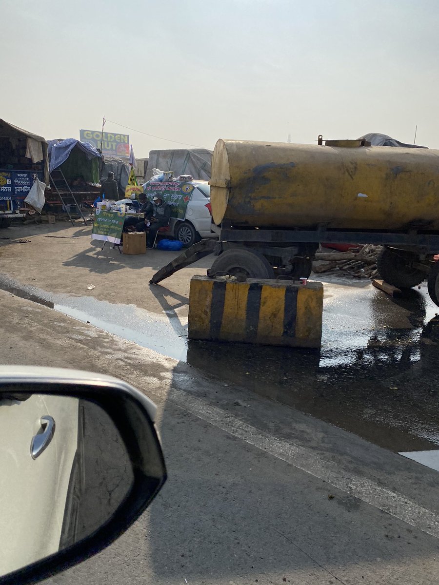 3)  #FarmersProtestHijacked It didn’t like a  #Farmers protest at all. The camp setup near  #Murthal was setup in a very organised way. Hot water Hamam for bathing,fire wood stock all neatly stacked up like in a cantonment area or a forward military unit. With plenty of water supply