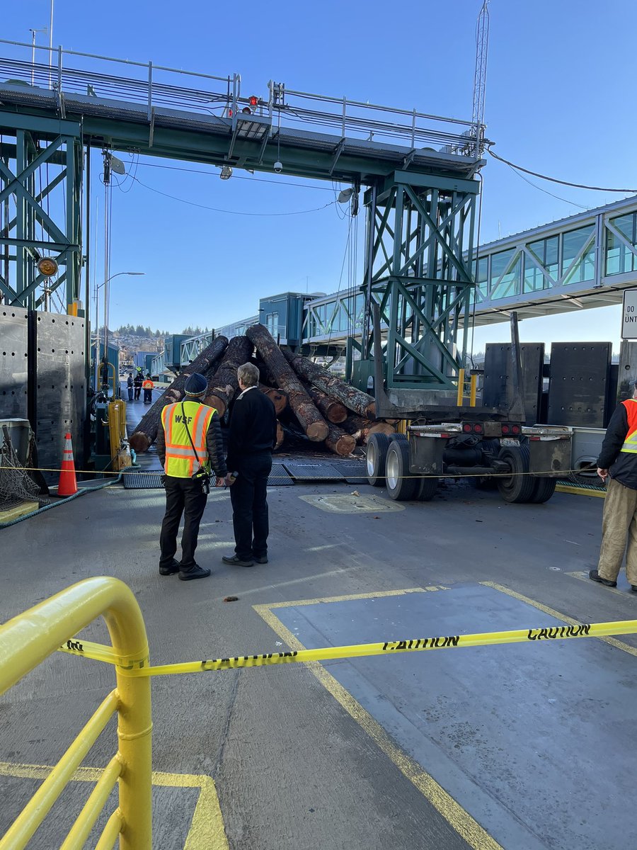 thelastgalligan's tweet image. Situation now. Reportedly, equipment is on the way.
#Edmonds #ferry #logjam #truck #spill #WashingtonState #pnw