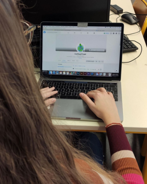 EarthUpFR's tweet photo. Il y a quelques semaines, nous vous présentions notre compte Instagram. Aujourd’hui, nous vous présentons notre page Facebook @EarthUpFR !

Suivez toutes nos actualités sur l'avancement de notre projet en nous suivant sur les réseaux ! 🌍 https://t.co/B5yRnEUswJ