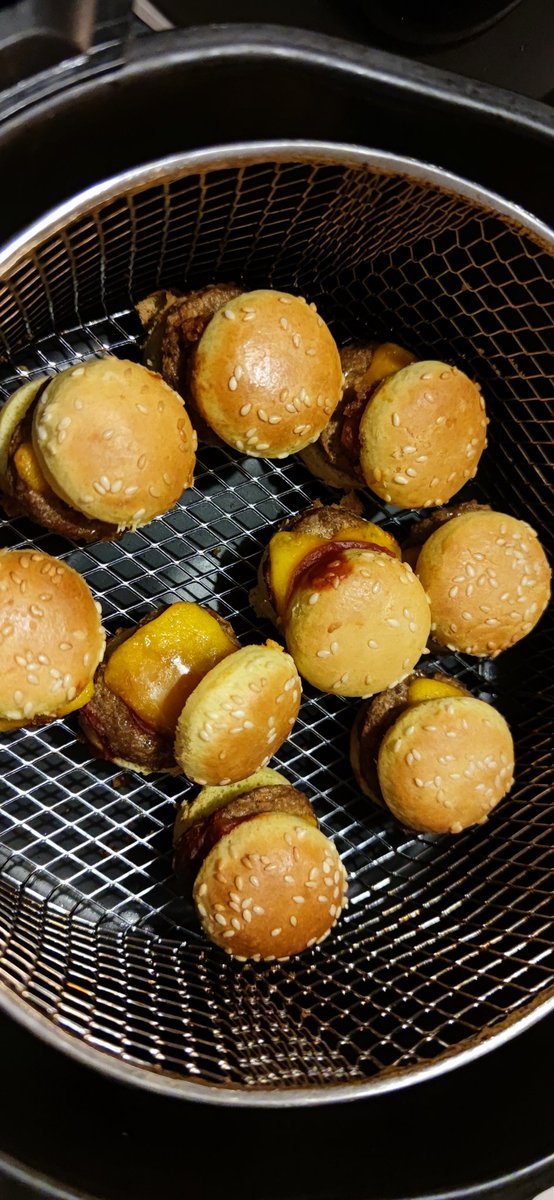 derfranklange's tweet photo. #lidl #burger #essen #fingerfood #minifood #Xiaomi #tinyburger https://t.co/IflX7o2Tuz