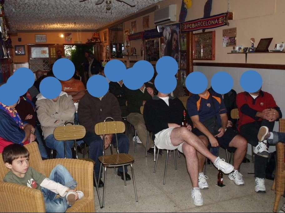 Lorsqu'il ne jouait pas au football au petit stade avec son frère, on le retrouvait à la peña observer les pas de son idole : Andrés Iniesta. (Ou les vidéos de Laudrup que son père lui montrait)