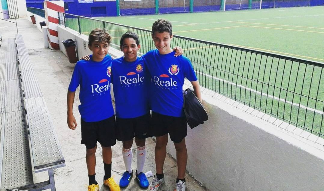 Grâce à son frère, Pedri a commencé à jouer au foot, jouant toujours avec des personnes plus âgées que lui. Chez les Juvéniles, il a joué avec La Juventud Laguna pour être avec ses amis malgré une offre de Tenerife qui le voulait depuis un certain temps.