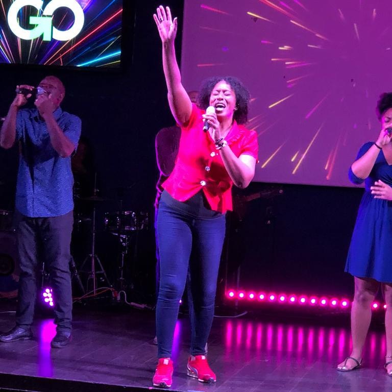 dawnmartinlive's tweet photo. Grateful for where I am today! So I lift my hands in praise to my King!

#merrychristmas 🎄 #joyful 😁 #thankful 😄 #singer 🎤 #worshipper 🙌🏾
#celebrate 💃🏾 https://t.co/VNbhpqsEe9